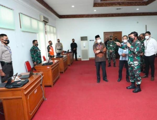 Panglima TNI Marsekal Hadi Tjahjanto saat berkunjung ke Kabupaten Bantul untuk memantau penanganan pasien Covid-19. (Foto: Puspenad)