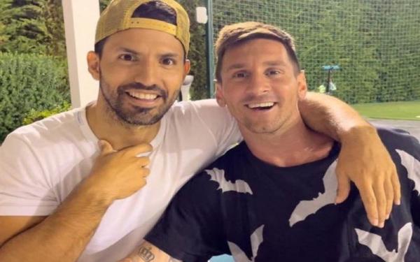 Sergio Aguero menjamu Lionel Messi sebelum hari perpisahan dari Barcelona. (Foto: Twitter/@TotalLeoMessi)