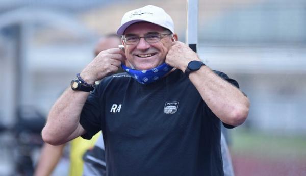 Pelatih Persib Bandung Robert Alberts menyebutkan tiga pemainnya yang masih berada di luar negeri akan segera kembali ke Bandung. (Foto: Antara)