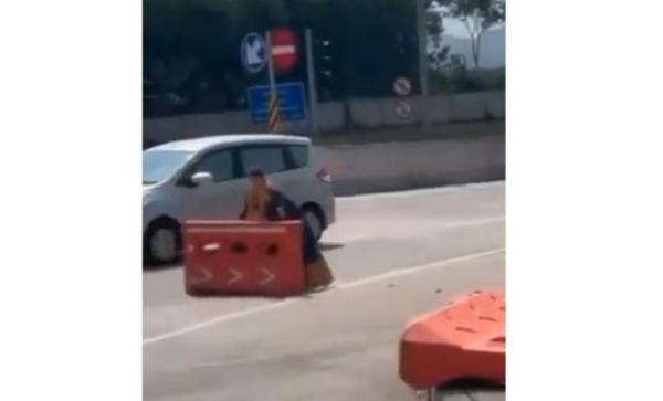 Viral ODGJ Tangkapan layar emak-emak membongkar pembatas jalan di Tol Soroja, Kabupaten Bandung, Sabtu (7/8/2021).