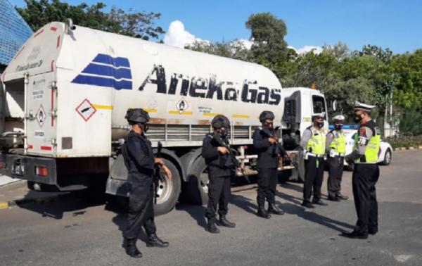 Personel Brimob Polda Bali mengawal distribusi oksigen medis ke rumah sakit rujukan Covid-19. (Foto: Polda Bali)