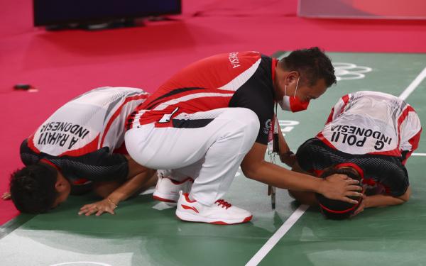 Pelatih bulu tangkis Indonesia Eng Hian Pelatih bulu tangkis Indonesia Eng Hian turut larut dalam euforia kemenangan ganda putri Apriyani Rahayu/Greysia Polii saat meraih emas dalam Olimpiade Tokyo 2020 di Musashino FSP, Senin (2/8/2021). (Foto: REUTERS/Leonhard Foeger)