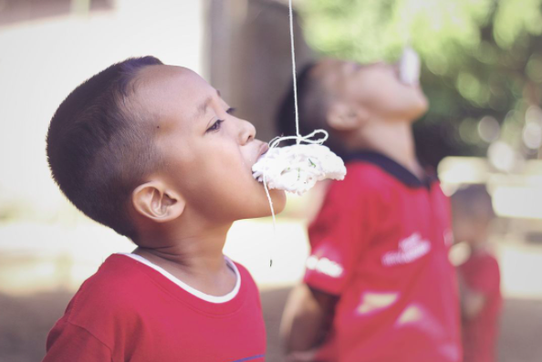 Screen Shot 2021 08 10 At 09 58 21 Perayaan 17 Agutus-an selalu identik dengan berbagai perlombaan, salah satunya adalah makan kerupuk dan bikin nasi tumpeng. (Foto: Instagram)