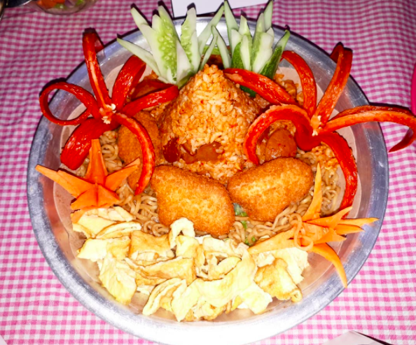 Screen Shot 2021 08 10 At 10 02 06 Perayaan 17 Agutus-an selalu identik dengan berbagai perlombaan, salah satunya adalah makan kerupuk dan bikin nasi tumpeng. (Foto: Instagram)