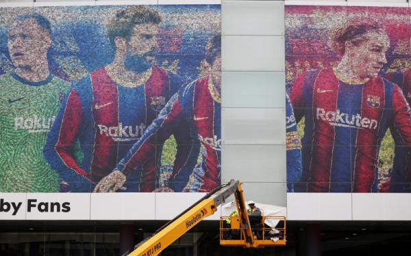 Foto Lionel Messi dicopot dari eksterior markas Barcelona, Stadion Camp Nou, seusai sang pemain memutuskan memperkuat Paris Saint-Germain. (Foto: REUTERS/Nacho Doce)