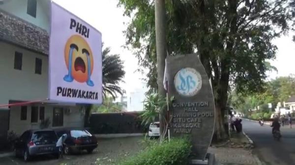 PPKM Diperpanjang, Hotel di Purwakarta Pasang Spanduk Bergambar Emoticon Nangis 