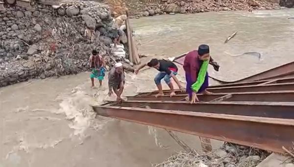 Jembatan Ambruk Lebak Jembatan Muhara di Kabupaten Lebak, ambruk diterjang banjir, Selasa (10/8/2021). (Foto: iNews/Iskandar Nasution)
