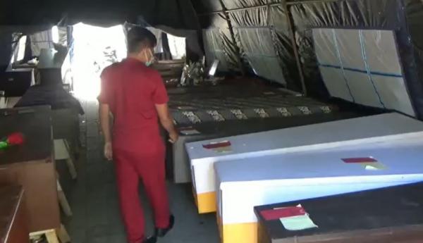 RSUD Wangaya mendirikan tenda darurat akibat penumpukan jenazah. (Foto: iNews/Indira Arri)
