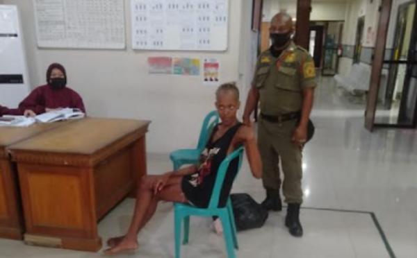 Pius Glory, warga negara Tanzania diamankan Satpol PP karena mengamuk di Ubud. (Foto: Ist)