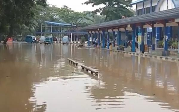 Terminal Mandala Rangkasbitung terencam banjir Terminal Mandala Rangkasbitung terendam banjir. (Foto: iNews/Iskandar Nasution)