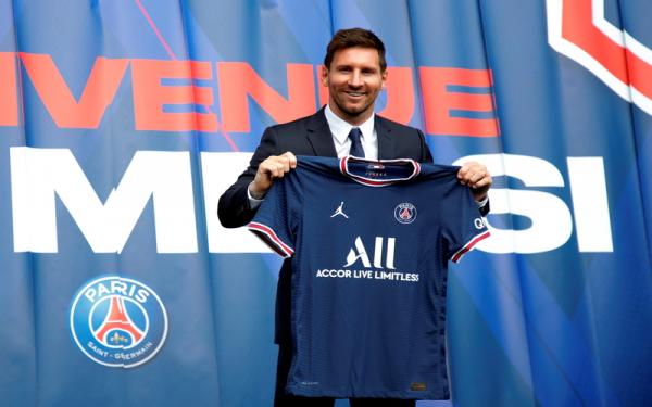 Lionel Messi memperlihatkan kostum PSG seusai konferensi pers di Stadion Parc des Princes, Rabu (11/8/2021). (Foto: REUTERS/Sarah Meyssonnier)