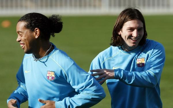 Messi dapat doa dari Ronaldinho Ronaldinho dan Messi saat bersama di Barcelona. (Foto: Ist)