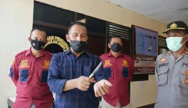 Polisi mengamankan ODGJ dan pisau yang dibawa untuk menakuti warga. (Foto: iNews/Uun Yuniar)
