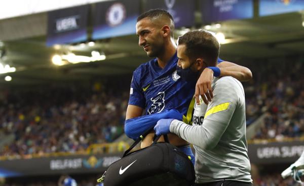 Hakim Ziyech Chelsea juara Piala Super Eropa 2021 usai menang 6-5 atas Villarreal via adu penalti. Sayangnya kesuksesan tersebut harus dibayar dengan cederanya Hakim Ziyech (Foto: Reuters/Jason Cairnduff)