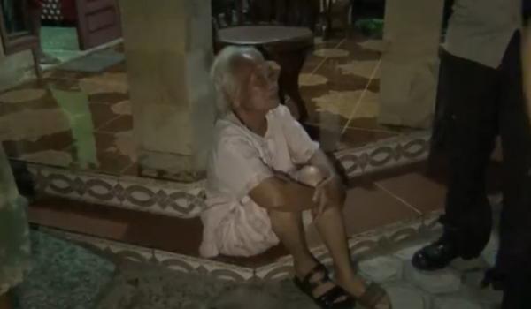 Nenek penghuni rumah yang dilanda kebakaran di Kota Palangka Raya berhasil diselamatkan warga.(Foto: iNews/Ade Sata)