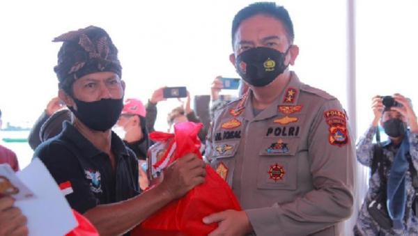 13 Polda NTB Kapolda NTB Irjen Pol M Iqbal memberikan bantuan paket sembako kepada warga dalam program vaksinasi presisi merdeka. (Foto: Dok.Humas Polda NTB)