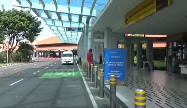 Bandara Ngurah Rai terpantau lengang meski syarat perjalanan direvisi, Jumat (13/8/2021). (Foto: iNews/Bagus Alit)