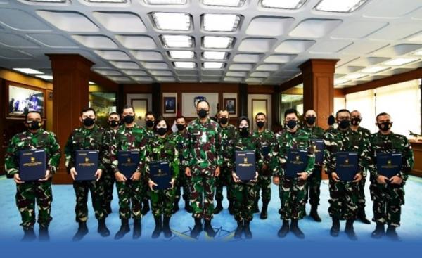 Marsda TNI Reki Irene Lumme bersama KSAU Marsekal TNI Fadjar Prasetyo dan 15 pati TNI yang naik pangkat. (Foto: Dispenau).