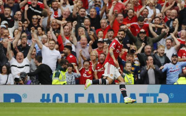Bruno Fernandes Gelandang serang Manchester United, Bruno Fernandes, berselebrasi setelah mencetak gol ke gawang Leeds United di Stadion Old Trafford, Sabtu (14/8/2021). (Foto: REUTERS/Phil Noble)