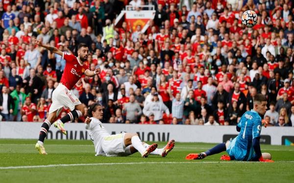 Bruno Fernandes Man United Leeds United Gelandang serang Manchester United, Bruno Fernandes, melempaskan tembakan ke gawang Leeds United dalam laga pekan perdana Liga Inggris di Stadion Old Trafford, Sabtu (14/8/2021). (Foto: REUTERS/Phil Noble)