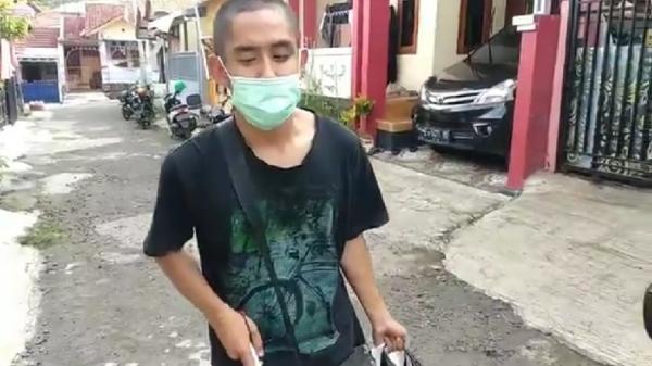 Jery Sopiandi berjalan kaki menuju tempatnya berjualan pom bensin Cirendang. (Foto: iNews/Miftakhudin)