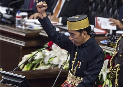 Jokowi mengenakan baju adat Bugis. (Foto: Antara).