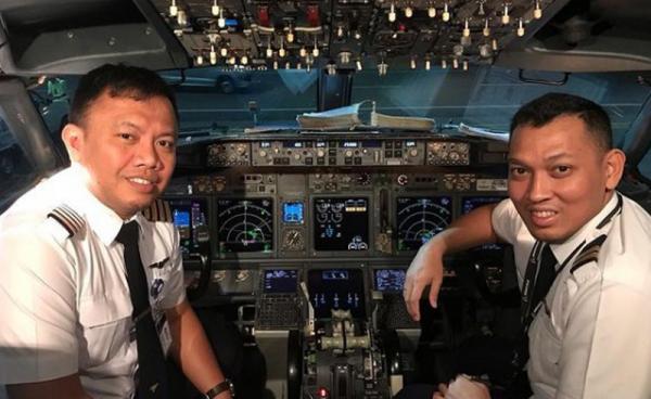 Bona Septano Mantan pebulu tangkis Bona Septano (kanan) memutuskan banting setir jadi pilot. (Foto: Instagram/bona_septano)