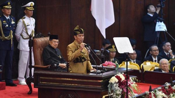 Presiden Jokowi menyampaikan pidato kenegaraan dalam sidang tahunan MPR di Kompleks Parlemen, Senayan pada 16 Agustus 2019. (Foto: Antara).