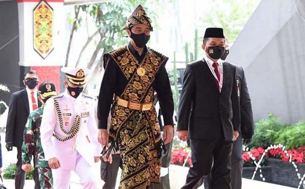 Jokowi Baju Sasak Jokowi mengenakan baju adat Sasak pada 2020. (Foto: Okezone).