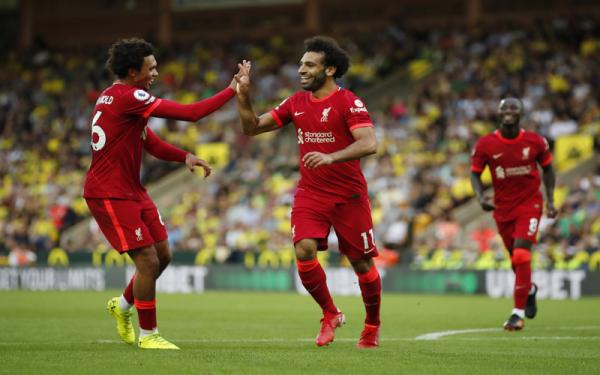 Mohamed Salah Liverpool Winger tajam Liverpool, Mohamed Salah, merayakan gol bersama Trent Alexander-Arnold dalam laga Liga Inggris melawan Norwich City di Stadion Carrow Road, Sabtu (14/8/2021). (Foto: REUTERS/Peter Cziborra)