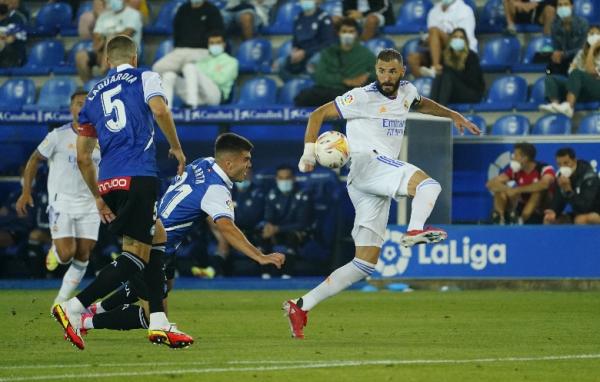 Real Madrid berhasil mengamankan tiga poin di laga perdana Liga Spanyol Liga Spanyol 2021/2022. Los Blancos menghajar Deportivo Alaves 4-1. (foto: REUTERS)