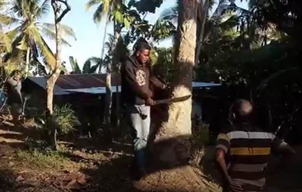 Warga mengacungkan parang ke petugas Covid-19 yang akan menjemput dua pasien isoman di Kabupaten Sikka. (Foto: MNC Portal/Joni Nura)