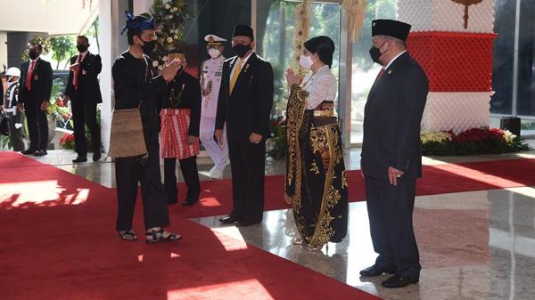 Foto-Foto Presiden Jokowi Pakai Baju Adat Suku Badui Hadiri Sidang ...