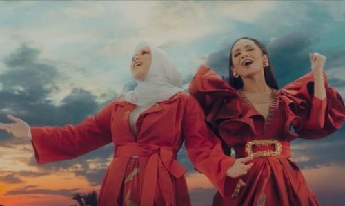 Aurel dan Krisdayanti di video klip kolaborasi. (Foto: YouTube)