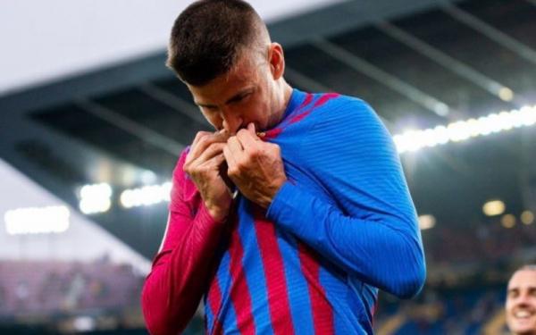 Gerard Pique mencium emblem Barcelona Bek Barcelona, Gerard Pique, merayakan gol ke gawang Real Sociedad dalam laga Liga Spanyol 2021/2022 di Stadion Camp Nou, Senin (16/8/2021). (Foto: REUTERS/Albert Gea)