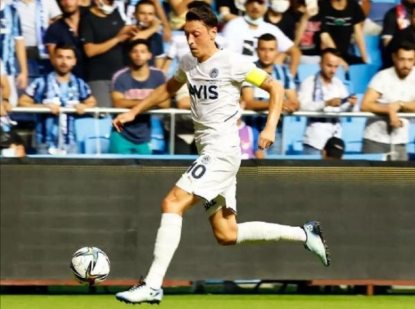 Ozil pakai sepatu Concave Indonesia Mesut Ozil akhirnya kembali mencetak gol setelah puasa selama kurang lebih 18 bulan. Ozil mulai memakai sepatu hasil kolaborasi dengan Concave Indonesia. (foto: Instagram/Concave Indonesia)