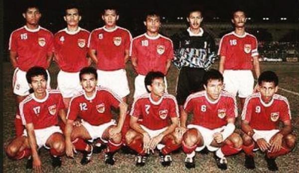 Siapa yang masih ingat dengan sosok Rochy Putiray. Dia merupakan striker legendaris Timnas Indonesia yang pernah robek gawang raksasa Italia, AC Milan. (Foto: Instagram/rochy21putiray)