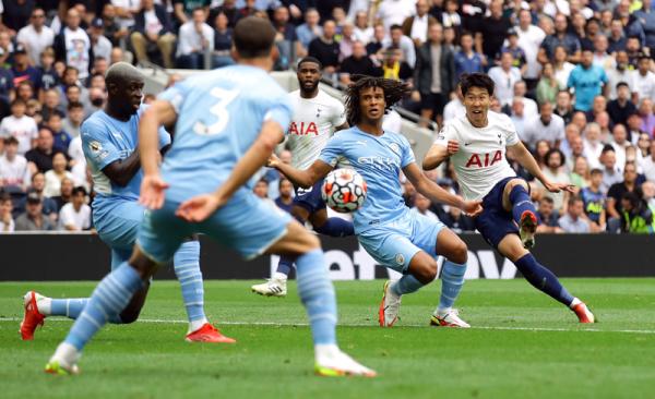 Son Heung-min Son Heung-min mencetak gol ke gawang Manchester City pada pekan pertama Liga Inggris, Minggu (15/8/2021) malam WIB. (Foto: REUTERS/David Klein).