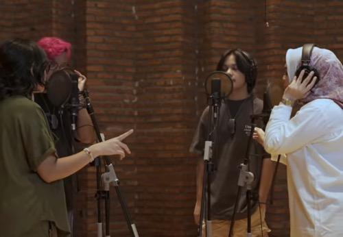 Uya Kuya dan keluarga Uya Kuya dan keluarga saat berkolaborasi. (Foto: YouTube)