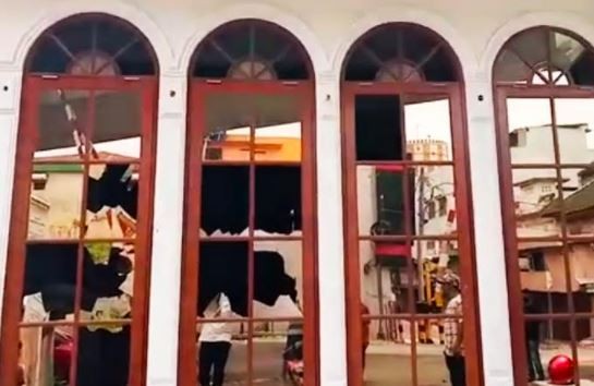Kaca depan Kantor Ormas Bapera Sumut di Kota Medan pecah berantaka akibat diserang dua orang tak dikenal, Selasa (17/8/2021). (Foto: MNC Portal/Wahyudi Aulia Siregar)