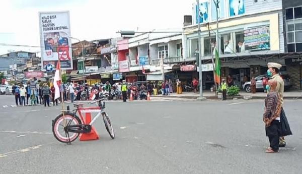 Upacara HUT RI di Simpang Kulai, Kota Jambi dipimpin Charles Robin Lie. (Foto: Azhari)