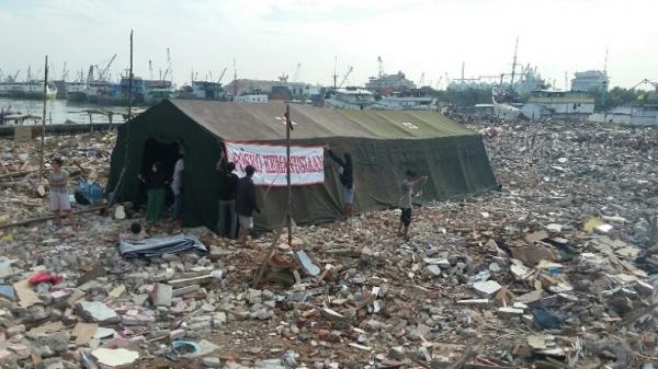 Warga bertahan di tenda darurat usai Kampung Akuarium digusur Ahok pada 2016. (Foto: dok. Okezone).