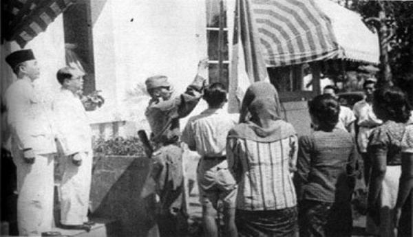 Kemerdekaan RI Pengibaran bendera merah putih pada 17 Agustus 1945 (Foto: Kemendikbud)