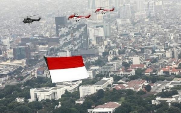 manuver TNI AU 2 Helikopter TNI AU membentangkan bendera Merah Putih dalam rangka memeriahkan upacara HUT ke-76 RI yang digelar di halaman Istana Merdeka, Jakarta hari ini, Selasa (17/8/2021). (Foto: Dinas Penerangan TNI AU)