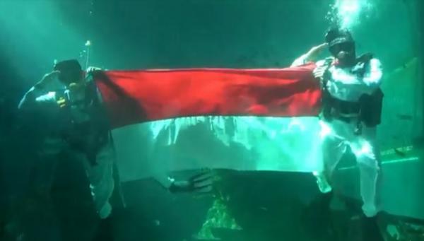 Paskibra Akuarium Raksasa1 Pengibaran bendera Merah Putih di dalam akuarium raksasa di Nusa Dua, Bali. (Foto: iNews/Bagus Alit)