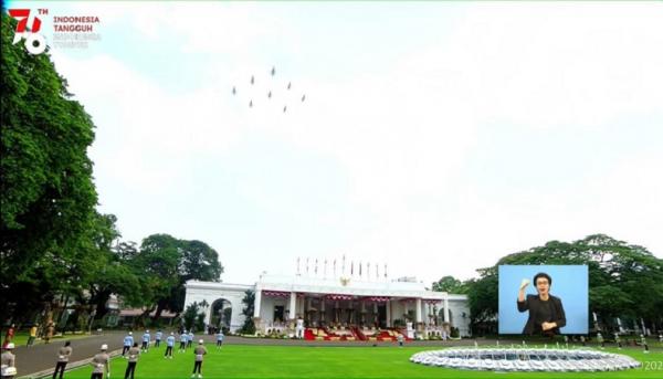 Sebanyak 8 pesawat tempur F-16 TNI Angakatan Udara bermanuver saat upacara HUT ke-76 RI di atas Istana Merdeka pada hari ini.