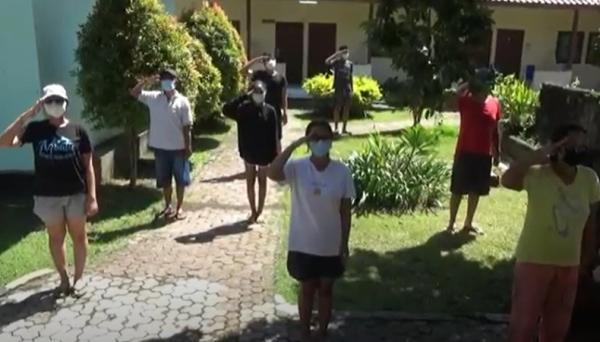 Upacara HUT RI Isoter Pasien Covid-19 penghuni isolasi terpusat (isoter) di Wisma Bima I, Kuta, Badung mengikuti upacara HUT ke-76 RI. (Foto: iNews/Bagus Alit)