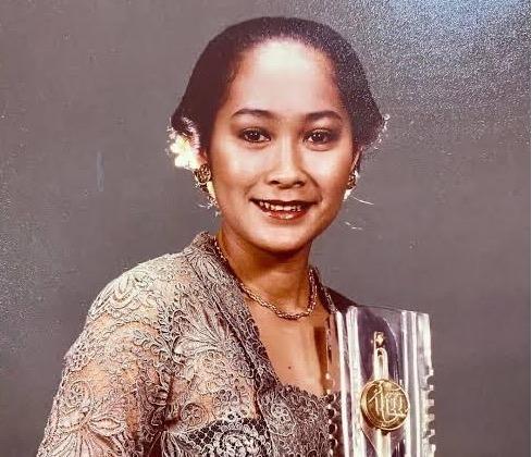 Yenny Rachman memerankan tokoh Kartini.