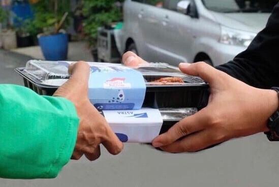 Penyaluran paket makanan siap saji dari Astra kepada pengemudi ojek online di wilayah Jakarta yang dilakukan secara bertahap pada hari ini (18/8/2021). (Foto: dok Astra International)
