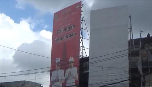 Baliho tabanan2 Baliho salah tulis di perempatan Jalan Ir Soekarno, Tabanan, Bali diturunkan. (Foto: iNews/Made Argawa)
